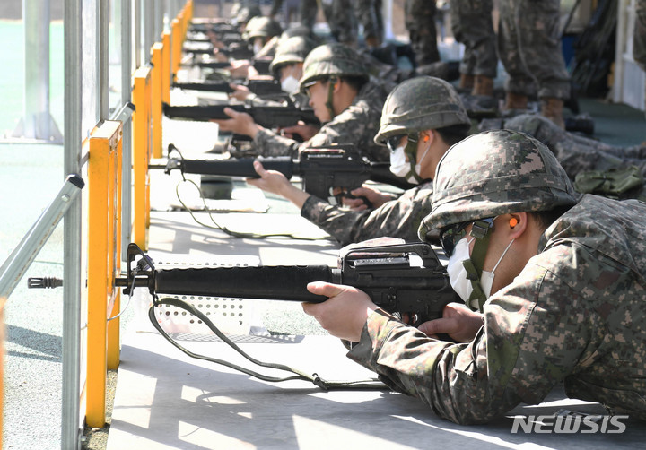 [광주=뉴시스] 변재훈 기자 = 코로나19로 중단됐던 예비군 훈련이 4년 만에 정상화된 6일 광주 북구 예비군훈련장에서 예비군들이 실사격 훈련을 하고 있다. (사진은 기사 내용과 무관) 2023.03.06. wisdom21@newsis.com