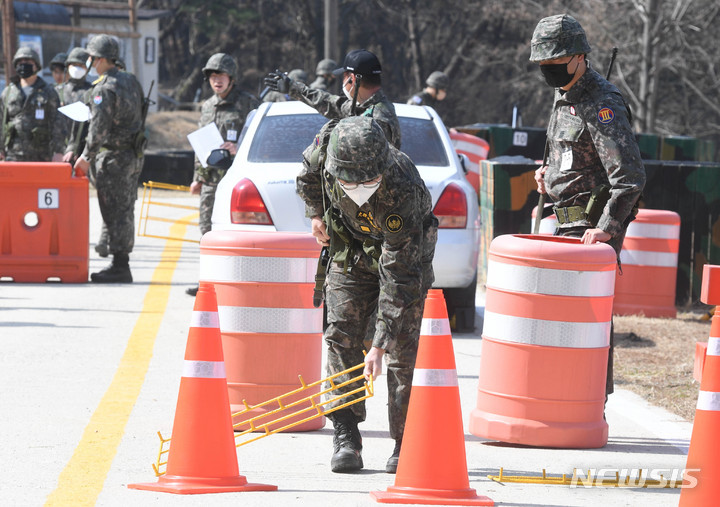 [광주=뉴시스] 변재훈 기자 = 코로나19로 중단됐던 예비군 훈련이 4년 만에 정상화된 6일 광주 북구 예비군훈련장에서 한 예비군들이 검문소 운용 훈련을 하고 있다. 2023.03.06. wisdom21@newsis.com