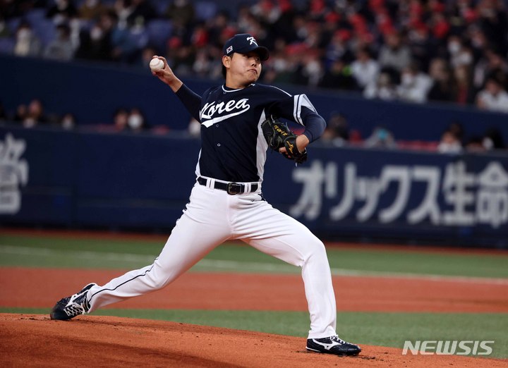 [오사카=뉴시스] 김선웅 기자 = 6일 일본 교세라 돔 오사카에서 열린 오릭스 버팔로스와 WBC 대한민국 대표팀의 경기, 1회말 한국 선발투수 소형준이 역투하고 있다. 2023.03.06. mangusta@newsis.com