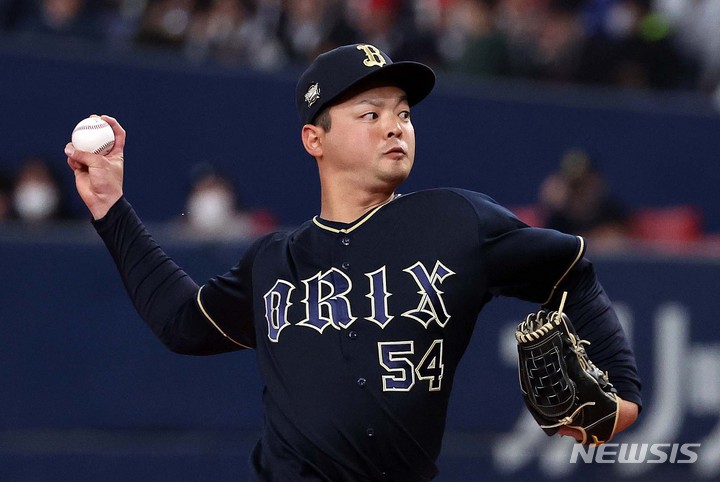 [오사카=뉴시스] 김선웅 기자 = 6일 일본 교세라 돔 오사카에서 열린 오릭스 버팔로스와 WBC 대한민국 대표팀의 경기, 1회초 오릭스 선발투수 쿠로키가 역투하고 있다. 2023.03.06. mangusta@newsis.com