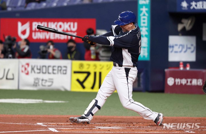 [오사카=뉴시스] 김선웅 기자 = 6일 일본 교세라 돔 오사카에서 열린 오릭스 버팔로스와 WBC 대한민국 대표팀의 경기, 1회초 김현수가 타격하고 있다. 2023.03.06. mangusta@newsis.com