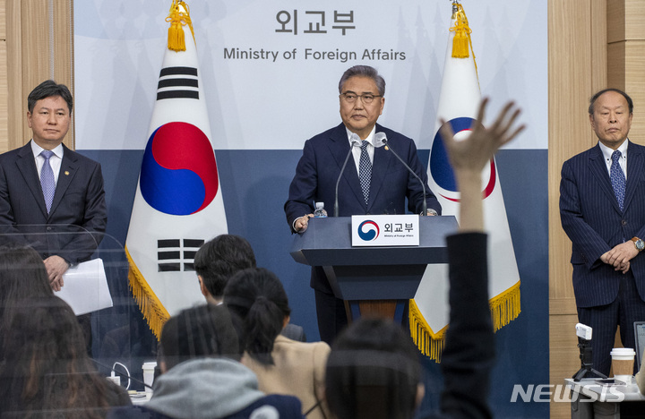 [서울=뉴시스] 배훈식 기자 = 박진 외교부 장관이 6일 오전 서울 종로구 외교부 청사에서 일제 강제동원 피해배상 해법 발표를 하고 있다.(공동취재사진) 2023.03.06. photo@newsis.com