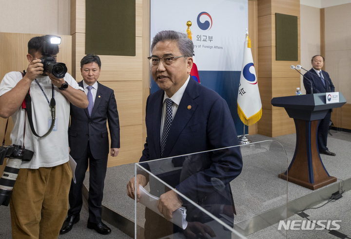 [서울=뉴시스] 배훈식 기자 = 박진 외교부 장관이 6일 오전 서울 종로구 외교부 청사에서 일제 강제동원 피해배상 해법 발표를 하고 있다.(공동취재사진) 2023.03.06. photo@newsis.com