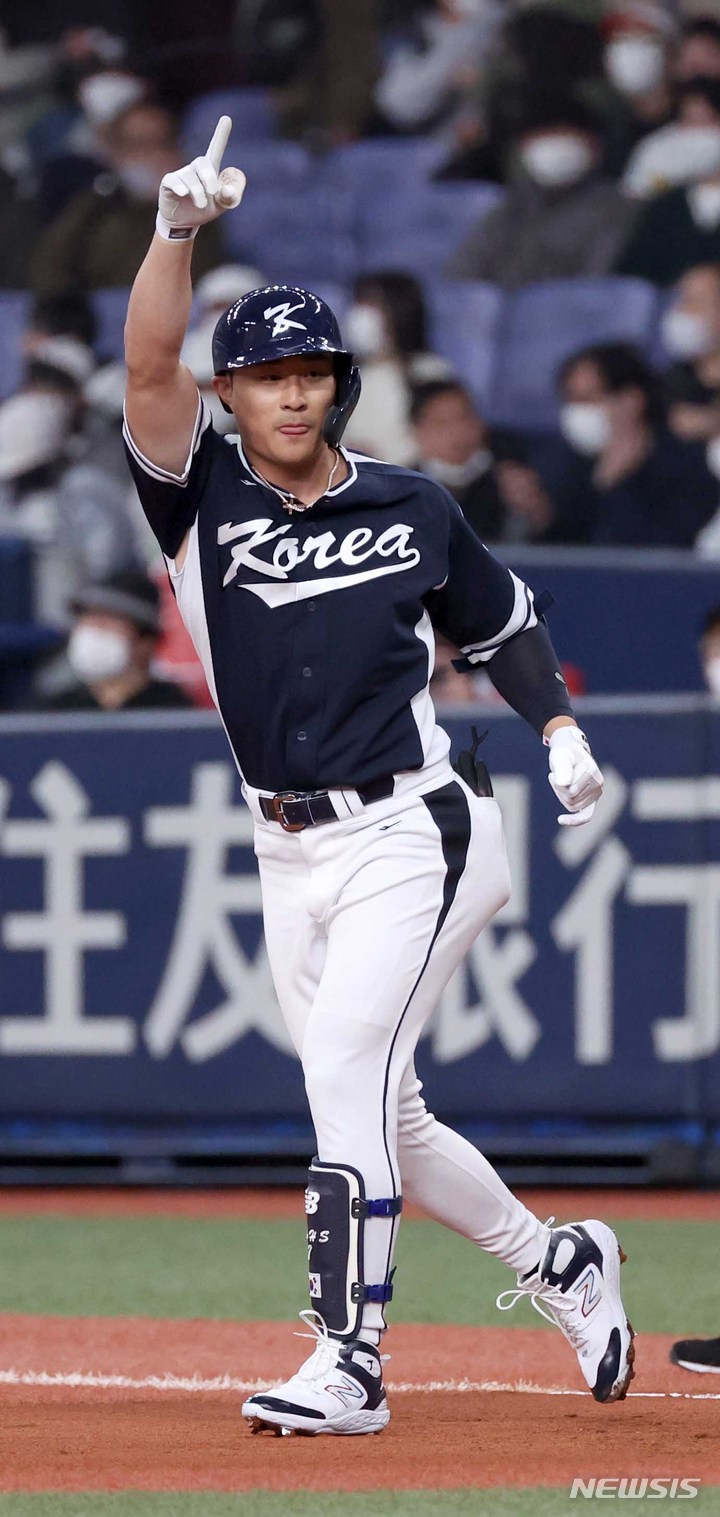 [오사카=뉴시스] 김선웅 기자 = 6일 일본 교세라 돔 오사카에서 열린 오릭스 버팔로스와 WBC 대한민국 대표팀의 경기, 1회초 김하성이 1루타를 날린 후 세레머니를 하고 있다. 2023.03.06. mangusta@newsis.com