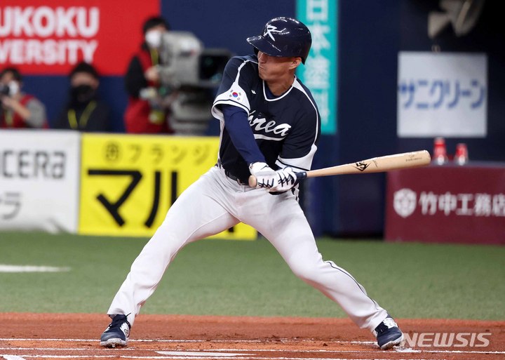 [오사카=뉴시스] 김선웅 기자 = 6일 일본 교세라 돔 오사카에서 열린 오릭스 버팔로스와 WBC 대한민국 대표팀의 경기, 1회초 에드먼이 타격하고 있다. 2023.03.06. mangusta@newsis.com