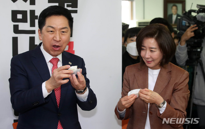 [서울=뉴시스] 고범준 기자 = 김기현 국민의힘 당대표 후보와 나경원 전 의원이 6일 오전 서울 동작구 국민의힘 동작을 나경원 당협위원장 사무실에서 열린 동작을 당원간담회에서 찹쌀떡울 먹고 있다. 2023.03.06. bjko@newsis.com
