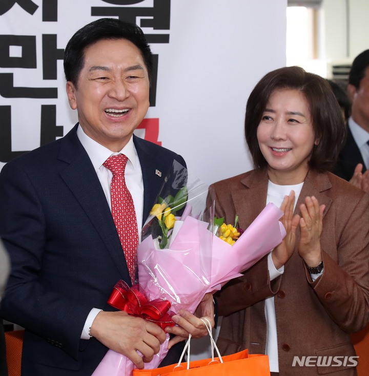 [서울=뉴시스] 고범준 기자 = 김기현 국민의힘 당대표 후보가 6일 오전 서울 동작구 국민의힘 동작을 나경원 당협위원장 사무실에서 열린 동작을 당원간담회에서 꽃다발을 받고 밝게 웃고 있다. 2023.03.06. bjko@newsis.com
