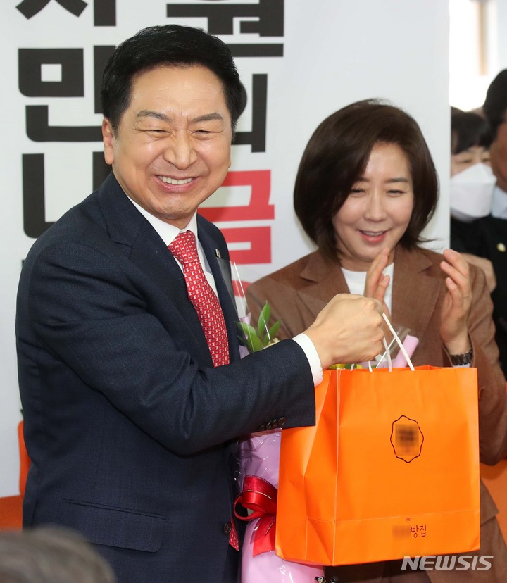 [서울=뉴시스] 고범준 기자 = 김기현 국민의힘 당대표 후보가 6일 오전 서울 동작구 국민의힘 동작을 나경원 당협위원장 사무실에서 열린 동작을 당원간담회에서 축하떡을 선물 받고 있다. 2023.03.06. bjko@newsis.com