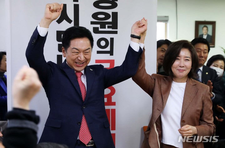 [서울=뉴시스] 고범준 기자 = 김기현 국민의힘 당대표 후보와 나경원 전 의원이 6일 오전 서울 동작구 국민의힘 동작을 나경원 당협위원장 사무실에서 열린 동작을 당원간담회에서 손을 잡고 있다. 2023.03.06. bjko@newsis.com