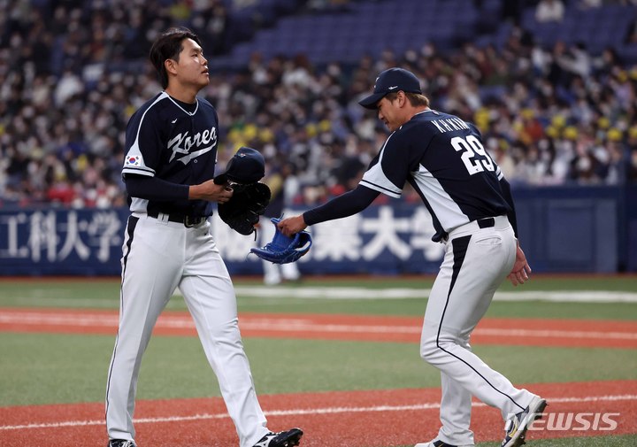 [오사카=뉴시스] 김선웅 기자 = 6일 일본 교세라 돔 오사카에서 열린 오릭스 버팔로스와 WBC 대한민국 대표팀의 경기, 2회말 한국 선발투수 소형준이 2점을 내준 후 김광현과 교체되고 있다. 2023.03.06. mangusta@newsis.com