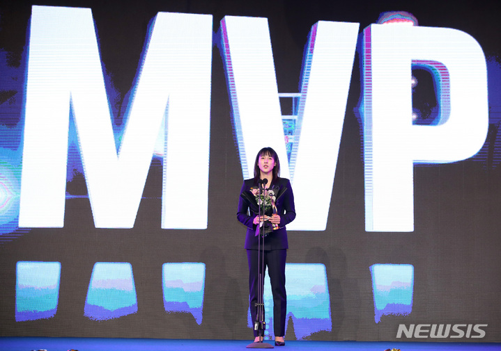 [서울=뉴시스] 김진아 기자 = 6일 서울 영등포구 63컨벤션센터에서 열린 신한은행 SOL 2022-2023 여자프로농구 정규리그 시상식에서 정규리그 MVP를 수상한 우리은행 김단비가 소감을 말하고 있다. 2023.03.06. bluesoda@newsis.com