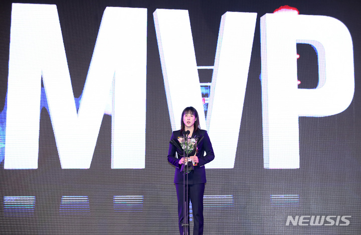 [서울=뉴시스] 김진아 기자 = 6일 서울 영등포구 63컨벤션센터에서 열린 신한은행 SOL 2022-2023 여자프로농구 정규리그 시상식에서 정규리그 MVP를 수상한 우리은행 김단비가 소감을 말하고 있다. 2023.03.06. bluesoda@newsis.com