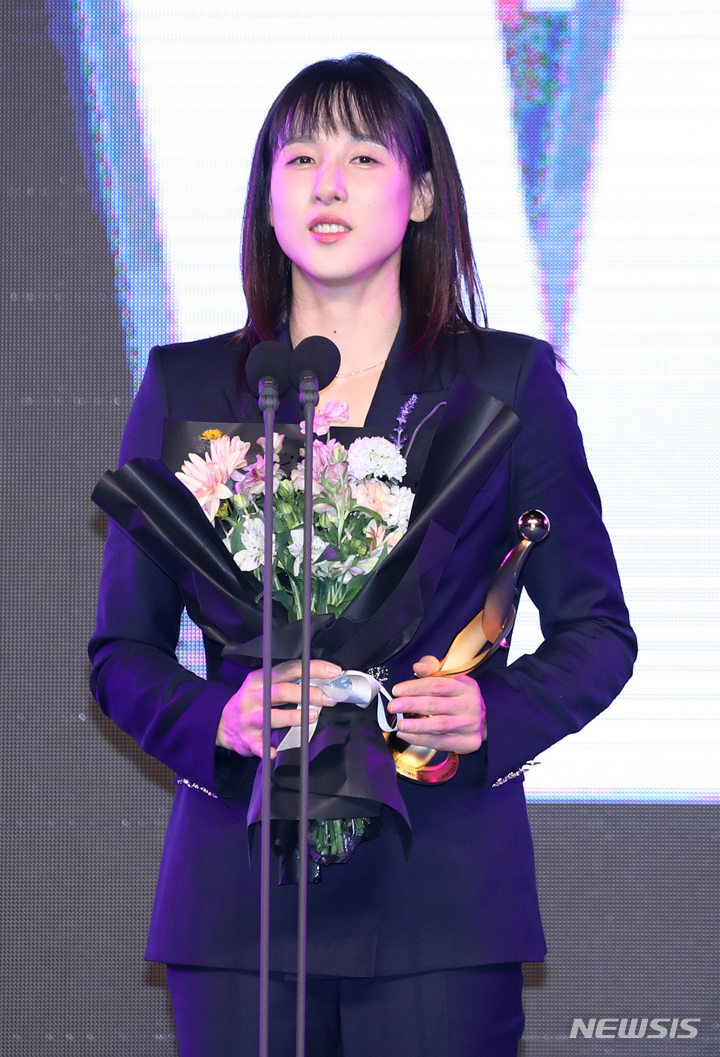 [서울=뉴시스] 김진아 기자 = 6일 서울 영등포구 63컨벤션센터에서 열린 신한은행 SOL 2022-2023 여자프로농구 정규리그 시상식에서 정규리그 MVP를 수상한 우리은행 김단비가 소감을 말하고 있다. 2023.03.06. bluesoda@newsis.com