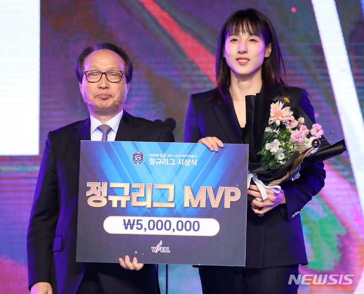 [서울=뉴시스] 김진아 기자 = 6일 서울 영등포구 63컨벤션센터에서 열린 신한은행 SOL 2022-2023 여자프로농구 정규리그 시상식에서 WKBL 이병완 총재로부터 정규리그 MVP를 수상한 우리은행 김단비가 기념촬영을 하고 있다. 2023.03.06. bluesoda@newsis.com