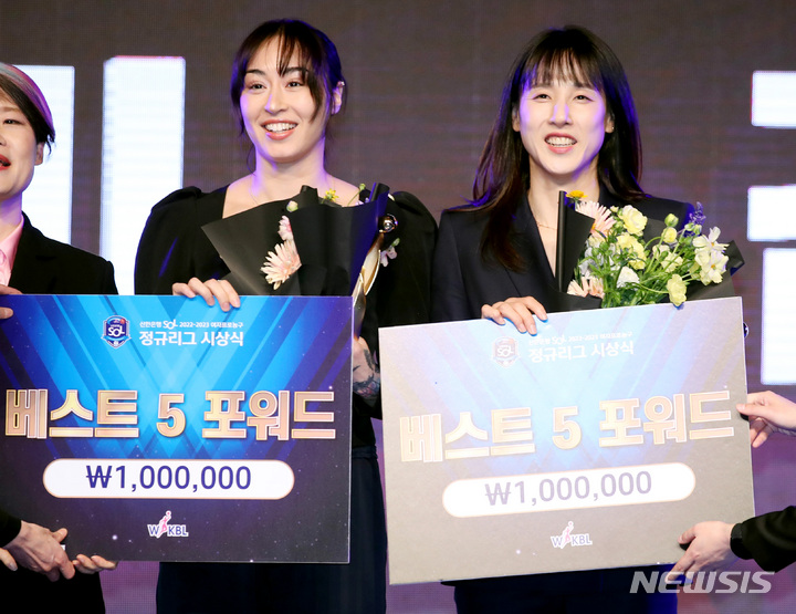 [서울=뉴시스] 김진아 기자 = 6일 서울 영등포구 63컨벤션센터에서 열린 신한은행 SOL 2022-2023 여자프로농구 정규리그 시상식에서 BEST5 포워드 부분을 수상한 우리은행 김단비(오른쪽부터), 신한은행 김소니아가 기념촬영을 하고 있다. 2023.03.06. bluesoda@newsis.com