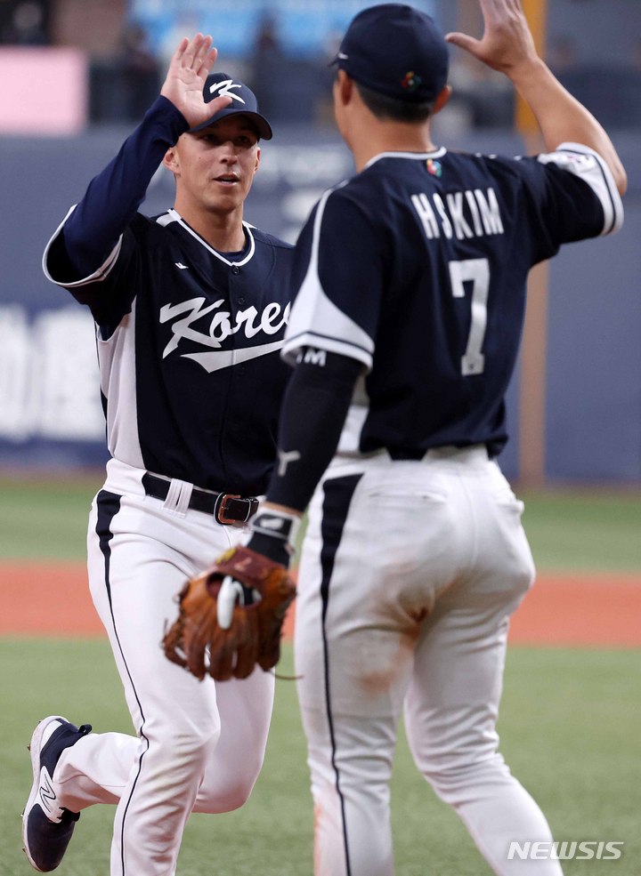 [오사카=뉴시스] 김선웅 기자 = 6일 일본 교세라 돔 오사카에서 열린 오릭스 버팔로스와 WBC 대한민국 대표팀의 경기, 2회말 에드먼과 김하성이 이닝을 마친 후 덕아우승로 향하며 하이파이브를 하고 있다. 2023.03.06. mangusta@newsis.com