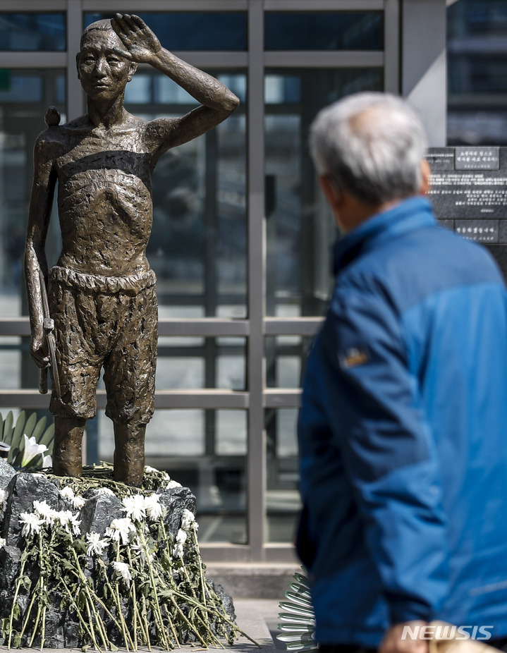 [서울=뉴시스] 정병혁 기자 = 6일 오후 서울 용산구 용산역광장에 세워진 강제징용노동자상 앞에서 한 시민이 동상을 바라보고 있다. 정부는 이날 일제 강제징용 해법과 관련해 행정안전부 산하 '일제강제동원피해자지원재단'이 강제지용 피해자인 원고에 판결금 및 지연 이자를 지급할 것이라고 밝혔다. 재단의 재원은 민간의 자발적 기여 등을 통해 마련하기로 했다.  2023.03.06. jhope@newsis.com