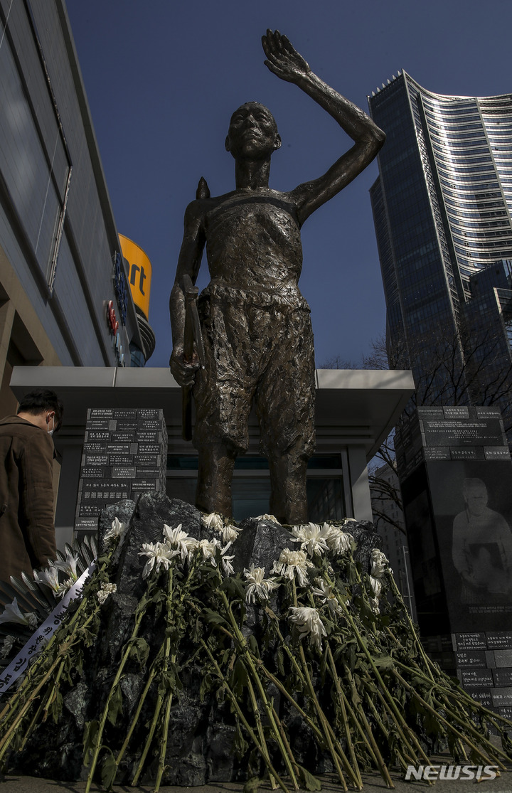 [서울=뉴시스] 정병혁 기자 = 6일 오후 서울 용산구 용산역광장에 강제징용노동자상이 세워져 있다. 정부는 이날 일제 강제징용 해법과 관련해 행정안전부 산하 '일제강제동원피해자지원재단'이 강제지용 피해자인 원고에 판결금 및 지연 이자를 지급할 것이라고 밝혔다. 재단의 재원은 민간의 자발적 기여 등을 통해 마련하기로 했다. 2023.03.06. jhope@newsis.com