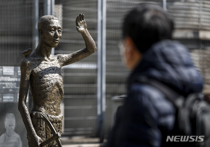 [서울=뉴시스] 정병혁 기자 = 지난 3월6일 오후 서울 용산구 용산역광장에 세워진 강제징용노동자상 앞에서 한 시민이 동상을 바라보고 있다. 정부는 이날 일제 강제징용 해법과 관련해 행정안전부 산하 '일제강제동원피해자지원재단'이 강제지용 피해자인 원고에 판결금 및 지연 이자를 지급할 것이라고 밝혔다. 재단의 재원은 민간의 자발적 기여 등을 통해 마련하기로 했다.  2023.03.06. jhope@newsis.com