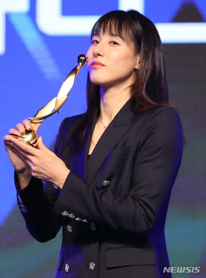 [서울=뉴시스] 김진아 기자 = 6일 서울 영등포구 63컨벤션센터에서 열린 신한은행 SOL 2022-2023 여자프로농구 정규리그 시상식에서 정규리그 MVP, BEST5 포워드 부분, 우수수비선수상, 맑은기술 윤덕주상, 블록상을 수상한 우리은행 김단비가 기념촬영을 하고 있다. 2023.03.06. bluesoda@newsis.com