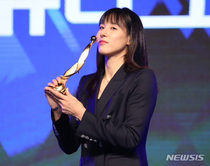 [서울=뉴시스] 김진아 기자 = 6일 서울 영등포구 63컨벤션센터에서 열린 신한은행 SOL 2022-2023 여자프로농구 정규리그 시상식에서 정규리그 MVP, BEST5 포워드 부분, 우수수비선수상, 맑은기술 윤덕주상, 블록상을 수상한 우리은행 김단비가 기념촬영을 하고 있다. 2023.03.06. bluesoda@newsis.com