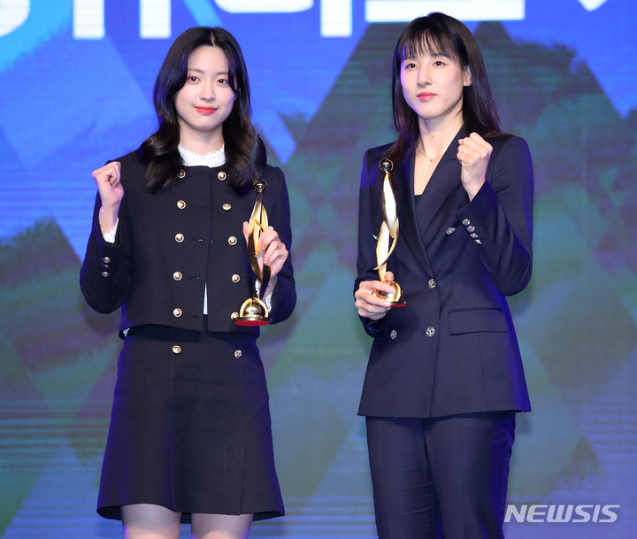 [서울=뉴시스] 김진아 기자 = 6일 서울 영등포구 63컨벤션센터에서 열린 신한은행 SOL 2022-2023 여자프로농구 정규리그 시상식에서 정규리그 MVP, BEST5 포워드 부분, 우수수비선수상, 맑은기술 윤덕주상, 블록상을 수상한 우리은행 김단비(오른쪽)와 몰텐 신인선수상 하나원큐 박소희가 기념촬영을 하고 있다. 2023.03.06. bluesoda@newsis.com