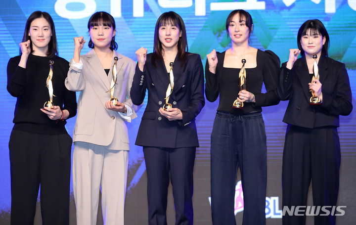 [서울=뉴시스] 김진아 기자 = 6일 서울 영등포구 63컨벤션센터에서 열린 신한은행 SOL 2022-2023 여자프로농구 정규리그 시상식에서 BEST5 수상자들이 기념촬영을 하고 있다. BEST5 가드 부분 우리은행 박지현-BNK 썸 이소희, BEST5 포워드 부분 우리은행 김단비-신한은행 김소니아, BEST5 센터 부분 삼성생명 배혜윤. 2023.03.06. bluesoda@newsis.com