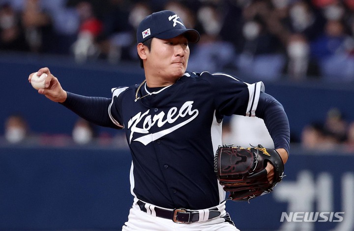 [오사카=뉴시스] 김선웅 기자 = 6일 일본 교세라 돔 오사카에서 열린 오릭스 버팔로스와 WBC 대한민국 대표팀의 경기, 4회말 한국 교체투수 곽빈이 역투하고 있다. 2023.03.06. mangusta@newsis.com