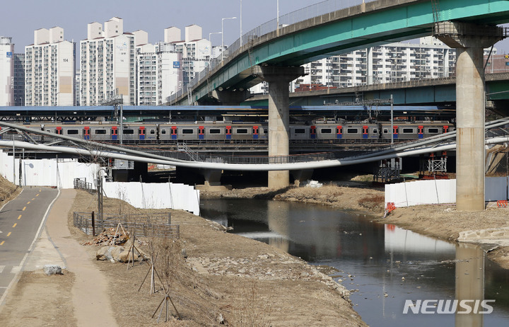 [서울=뉴시스] 최동준 기자 = 6일 서울 영등포구 도림보도육교가 내려앉아 통행이 금지되고 있다. 영등포구는 이달 중 공사를 시작해 다음 달 말까지 철거를 마무리할 계획이다. 2023.03.06. photocdj@newsis.com