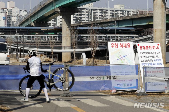 [서울=뉴시스] 최동준 기자 = 6일 서울 영등포구 도림보도육교가 내려앉아 통행이 금지되고 있다. 영등포구는 이달 중 공사를 시작해 다음 달 말까지 철거를 마무리할 계획이다. 2023.03.06. photocdj@newsis.com