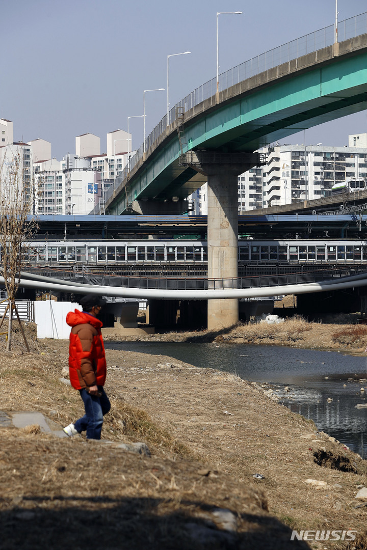 [서울=뉴시스] 최동준 기자 = 6일 서울 영등포구 도림보도육교가 내려앉아 통행이 금지되고 있다. 영등포구는 이달 중 공사를 시작해 다음 달 말까지 철거를 마무리할 계획이다. 2023.03.06. photocdj@newsis.com