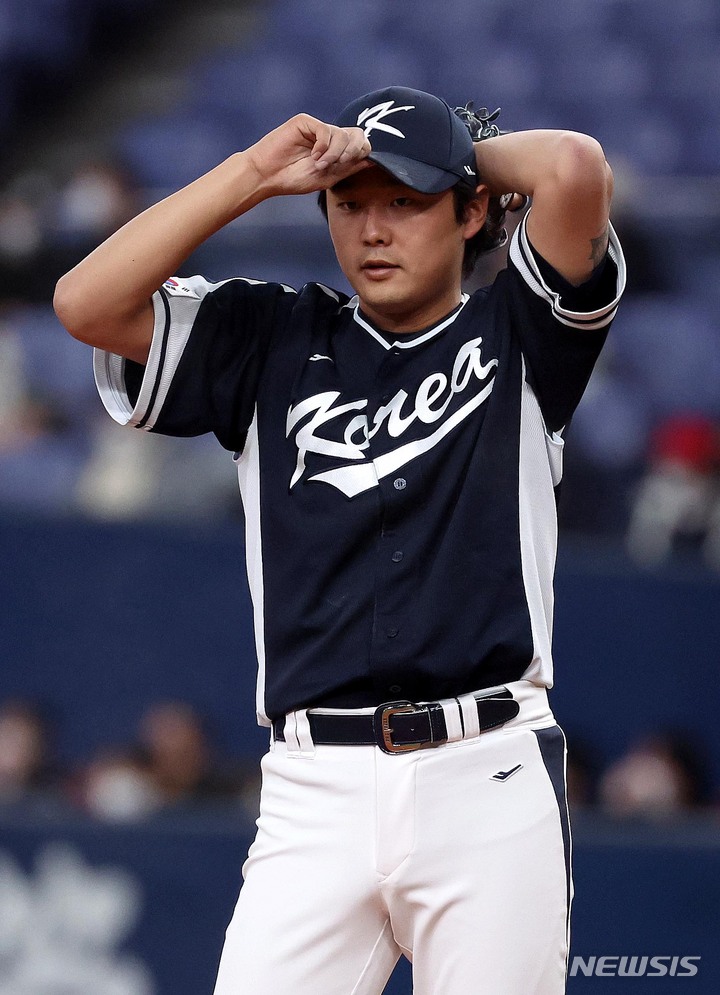 [오사카=뉴시스] 김선웅 기자 = 6일 일본 교세라 돔 오사카에서 열린 오릭스 버팔로스와 WBC 대한민국 대표팀의 경기, 6회말 한국 교체투수 정철원이 안타 허용 후 아쉬워하고 있다. 2023.03.06. mangusta@newsis.com