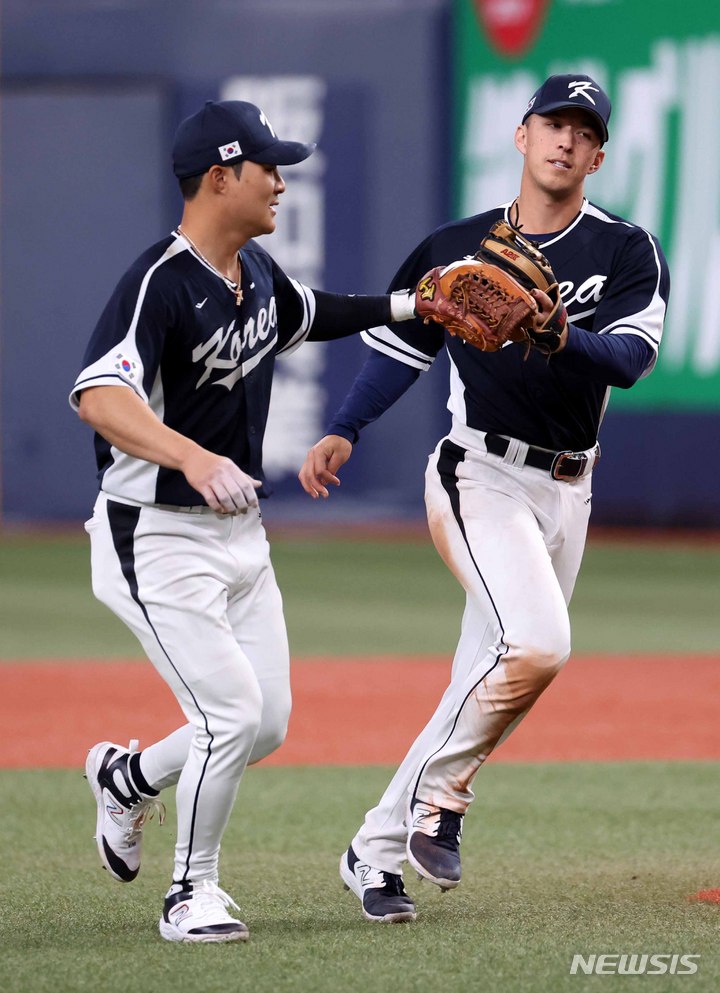[오사카=뉴시스] 김선웅 기자 = 6일 일본 교세라 돔 오사카에서 열린 오릭스 버팔로스와 WBC 대한민국 대표팀의 경기, 6회말 수비를 마친 오지환과 에드먼이 인사를 나누며 덕아웃으로 향하고 있다. 2023.03.06. mangusta@newsis.com