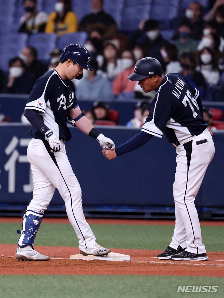 [오사카=뉴시스] 김선웅 기자 = 6일 일본 교세라 돔 오사카에서 열린 오릭스 버팔로스와 WBC 대한민국 대표팀의 경기, 9회초 1사 주자 2,3루 상황에서 박건우가 1타점 적시타를 친 후 진루해 김민재 코치와 기뻐하고 있다. 2023.03.06. mangusta@newsis.com