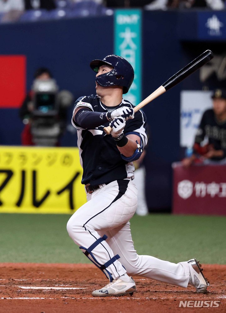 [오사카=뉴시스] 김선웅 기자 = 6일 일본 교세라 돔 오사카에서 열린 오릭스 버팔로스와 WBC 대한민국 대표팀의 경기, 9회초 1사 주자 2,3루 상황에서 박건우가 1타점 적시타를 치고 있다. 2023.03.06. mangusta@newsis.com