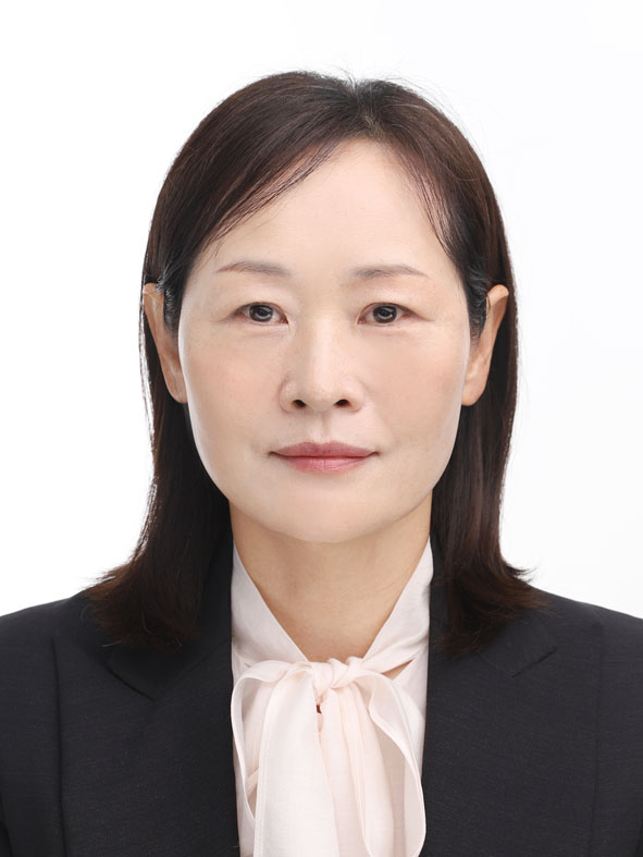 [서울=뉴시스] 김명수 대법원장이 6일 헌법 제111조 제3항에 따라 정년도래로 퇴임 예정인 이석태 헌법재판소 재판관의 후임으로 정정미 대전고등법원 판사를 지명하기로 내정했다. 사진은 정정미 대전고등법원 판사. (사진=대법원 제공) 2023.03.06. photo@newsis.com *재판매 및 DB 금지