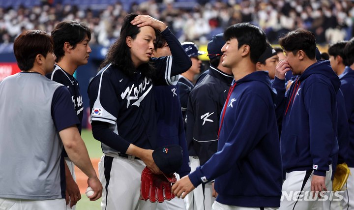 [오사카=뉴시스] 김선웅 기자 = 6일 일본 교세라 돔 오사카에서 열린 오릭스 버팔로스와 WBC 대한민국 대표팀의 경기, 2-4로 오릭스에 패배한 대표팀 선수들이 아쉬운 표정을 하고 있다. 2023.03.06. mangusta@newsis.com
