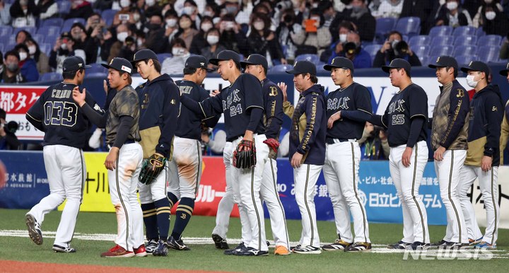 [오사카=뉴시스] 김선웅 기자 = 6일 일본 교세라 돔 오사카에서 열린 오릭스 버팔로스와 WBC 대한민국 대표팀의 경기, 4-2로 승리를 거둔 오릭스 선수들이 기뻐하고 있다. 2023.03.06. mangusta@newsis.com