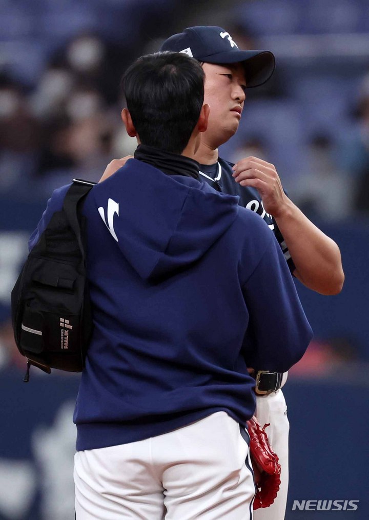 [오사카=뉴시스] 김선웅 기자 = 6일 일본 교세라 돔 오사카에서 열린 오릭스 버팔로스와 WBC 대한민국 대표팀의 경기, 8회말 교체투수 고우석이 어깨 통증을 호소하고 있다. 2023.03.06. mangusta@newsis.com