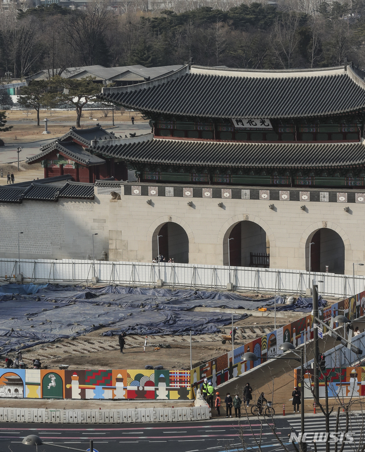 [서울=뉴시스] 김근수 기자 = 6일 오후 서울 종로구 광화문 월대와 주변부 발굴현장에서 관계자들이 현장 조사를 하고 있다. 서울시와 문화재청은 오는 16일~18일까지 사흘간 광화문 월대와 주변부 발굴조사 현장을 일반 시민들에게 공개할 예정이다. 2023.03.06. ks@newsis.com