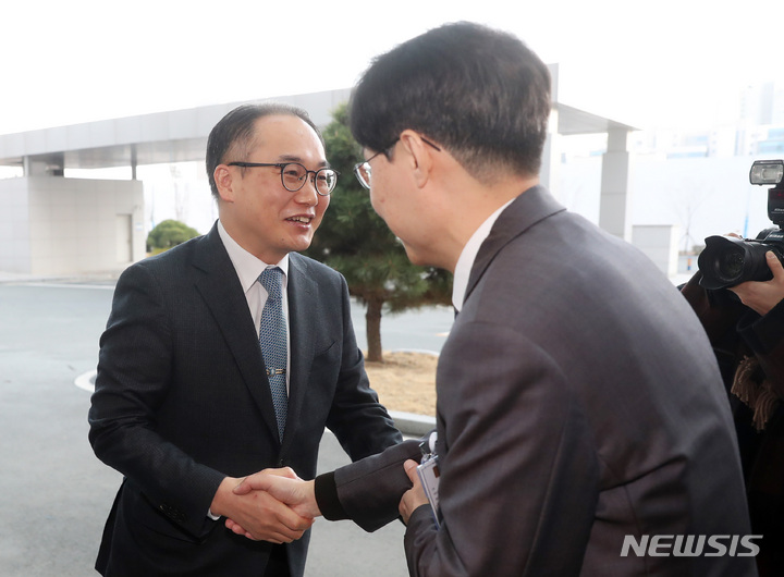 [부산=뉴시스] 하경민 기자 = 이원석 검찰총장이 6일 부산 강서구 부산지방검찰청 서부지청을 방문, 간부들과 인사하고 있다. 2023.03.06. yulnetphoto@newsis.com