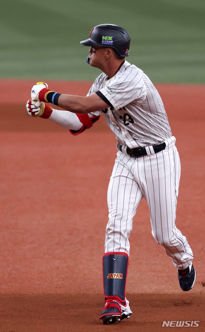 [오사카=뉴시스] 김선웅 기자 = 일본 야구대표팀의 라스눗바가 6일 일본 교세라 돔 오사카에서 열린 일본 프로야구팀 한신 타이거즈와 WBC 일본 대표팀의 경기, 1회초 안타를 날린 후 세레머니를 하고 있다. 2023.03.06. mangusta@newsis.com