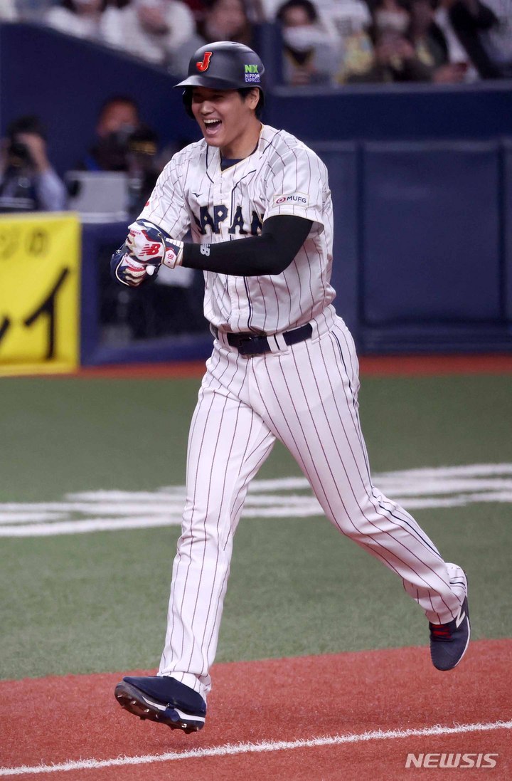 [오사카=뉴시스] 김선웅 기자 = 6일 일본 교세라 돔 오사카에서 열린 일본 프로야구팀 한신 타이거즈와 WBC 일본 대표팀의 경기, 3회초 2사 주자 1,2루 상황에서 오타니 쇼헤이가 쓰리런 홈런을 날린 후 홈인하며 세레머니를 하고 있다. 2023.03.06. mangusta@newsis.com