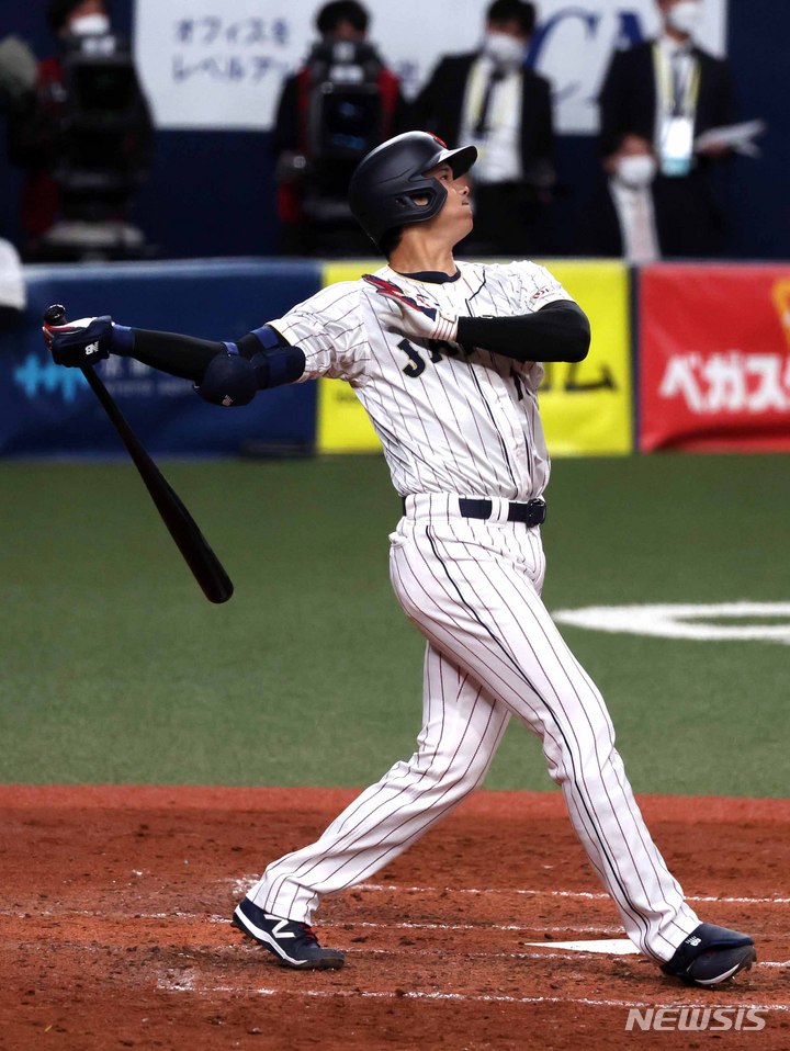 [오사카=뉴시스] 김선웅 기자 = 6일 일본 교세라 돔 오사카에서 열린 일본 프로야구팀 한신 타이거즈와 WBC 일본 대표팀의 경기, 5회초 주자 1,2루 상황 오타니 쇼헤이가 오늘 두 번째로 쓰리런 홈런을 날리고 있다. 2023.03.06. mangusta@newsis.com