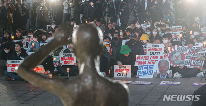 [서울=뉴시스] 권창회 기자 = 한일역사정의공동행동 소속 회원들이 6일 오후 서울 중구 서울시청광장에서 강제징용 피해배상에 대한 제3자 면제 방안 발표 규탄 촛불집회를 하고 있다. 2023.03.06. kch0523@newsis.com