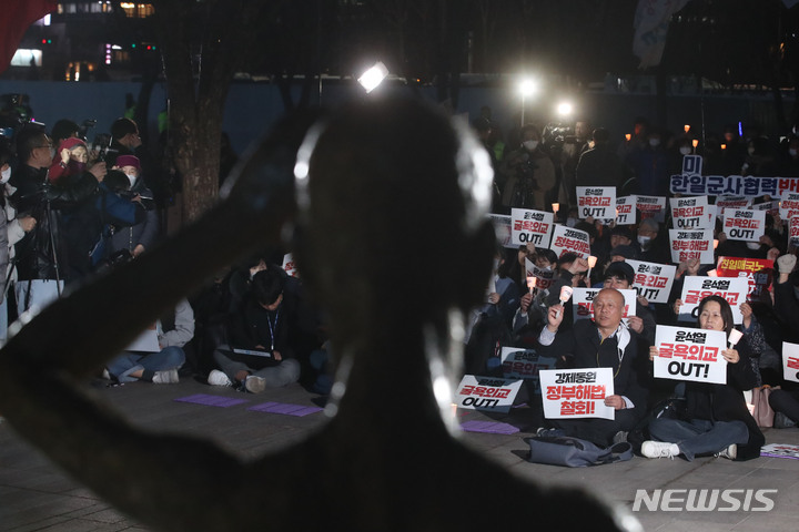 [서울=뉴시스] 권창회 기자 = 한일역사정의공동행동 소속 회원들이 6일 오후 서울 중구 서울시청광장에서 강제징용 피해배상에 대한 제3자 면제 방안 발표 규탄 촛불집회를 열고 구호를 외치고 있다. 2023.03.06. kch0523@newsis.com