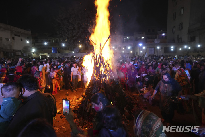 [카라치=AP/뉴시스] 6일(현지시간) 파키스탄 카라치에서 힌두교 공동체 사람들이 홀리 축제를 맞아 의식을 올리고 있다. 전통 봄맞이 축제인 홀리 축제는 두세라, 디왈리와 함께 힌두교 3대 축제로 꼽힌다. 2023.03.07.