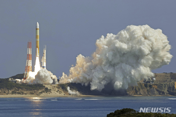 [가고시마=AP/뉴시스]일본의 차세대 대형 로켓 H3 2호기가 오는 15일 발사된다. 사진은 지난해 3월7일 가고시마현 다네가시마 우주센터에서 H3 1호기 발사 모습. 2024.02.13.