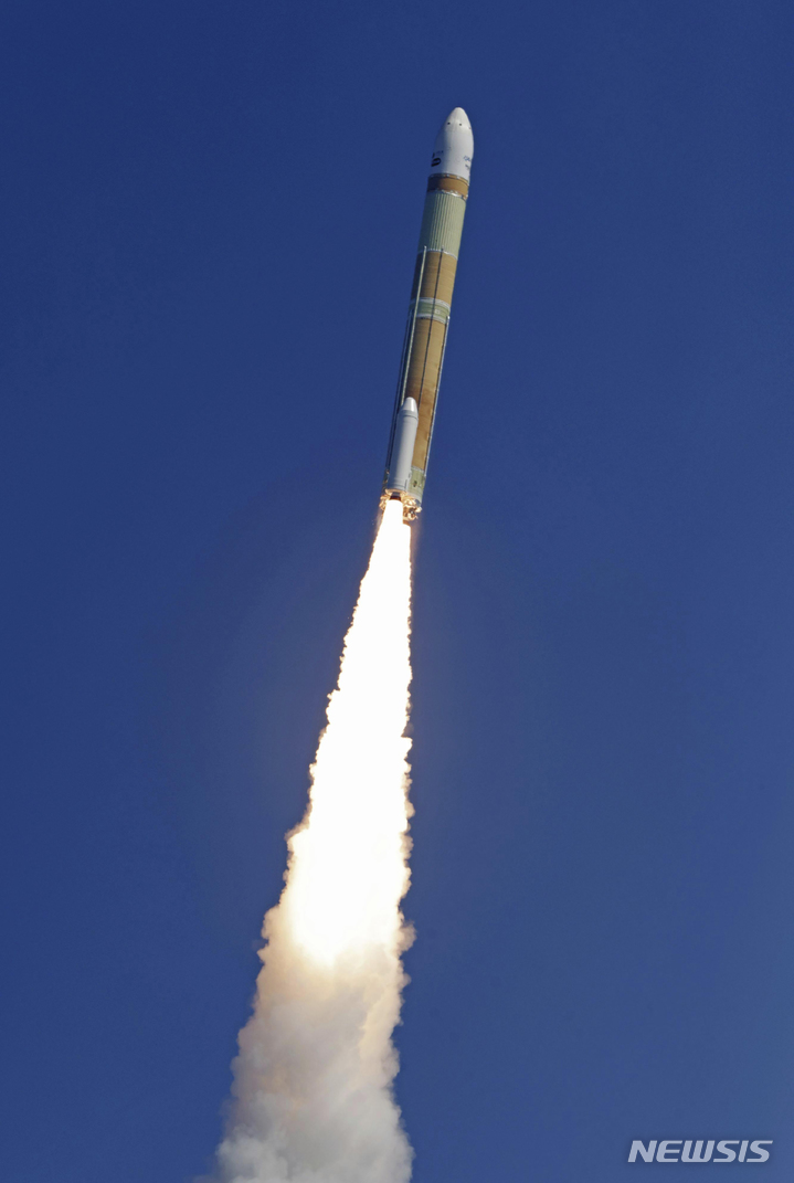 [가고시마=AP/뉴시스] 7일 오전 일본 가고시마현 다네가시마 우주센터에서 일본의 새로운 주력 로켓 H3 1호가 발사되고 있다. 일본 우주항공연구개발기구(JAXA)는 H3의 2단 로켓이 점화되지 않아 발사에 실패, 기체 파괴 명령을 보냈다고 밝혔다. 2023.03.07.