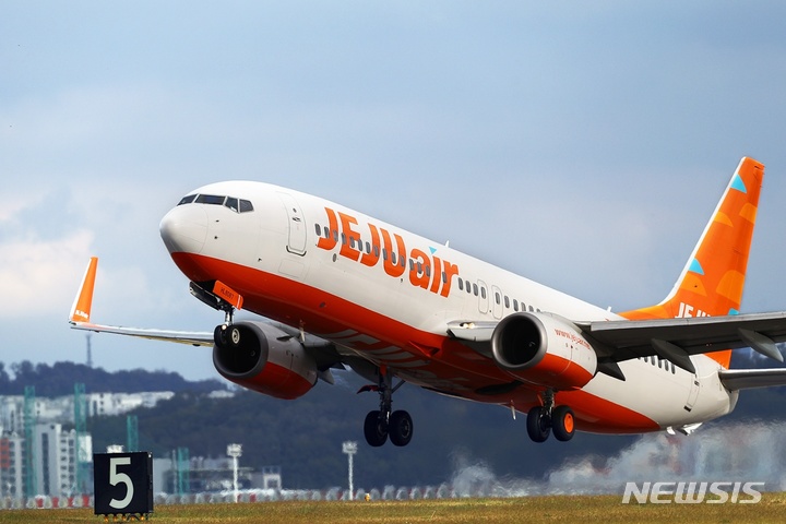 [서울=뉴시스]제주항공은 7일 내달 1일부터 일본 오사카 간사이국제공항 제2터미널 이용을 재개한다고 밝혔다. (사진 = 제주항공 제공) 2023.3.7. photo@newsis.com